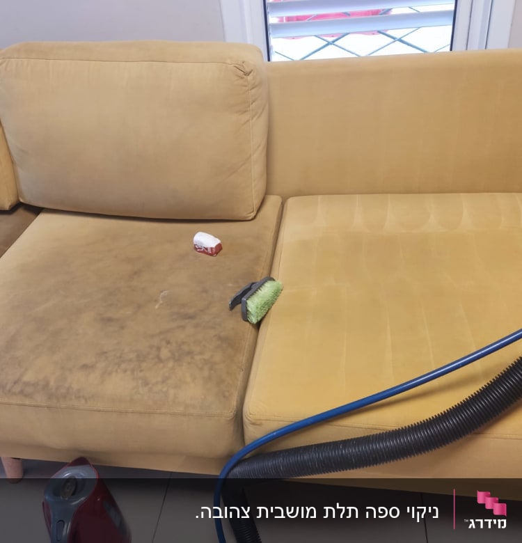 ספה עם כתמים, מברשת, צינור שואב אבק